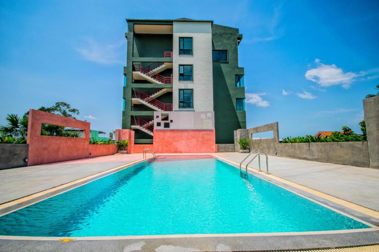 Comet Hotel Сурат Тхани Екстериор снимка