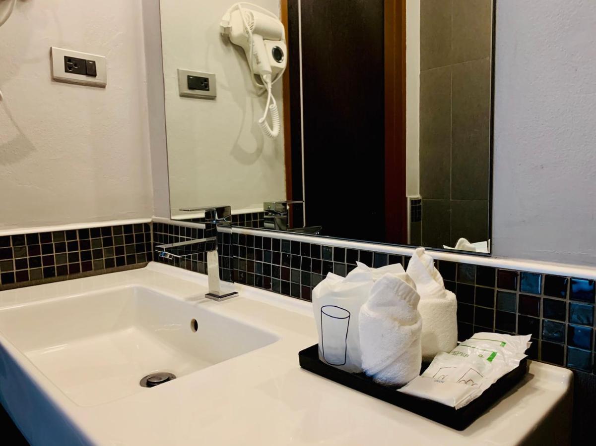 Comet Hotel Сурат Тхани Екстериор снимка