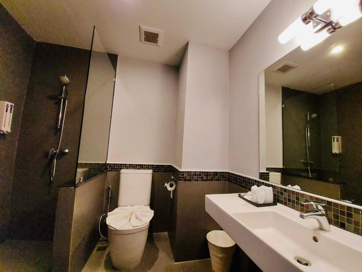 Comet Hotel Сурат Тхани Екстериор снимка