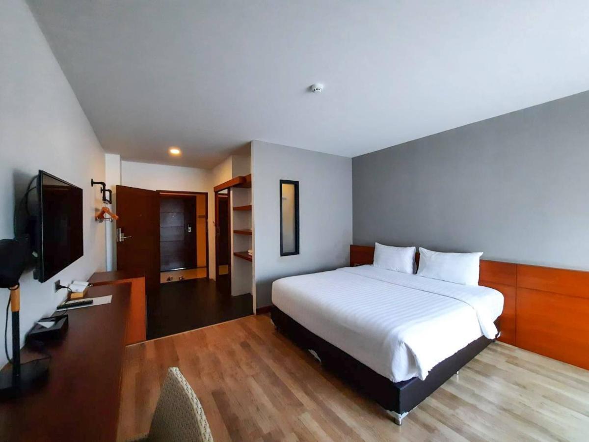 Comet Hotel Сурат Тхани Екстериор снимка