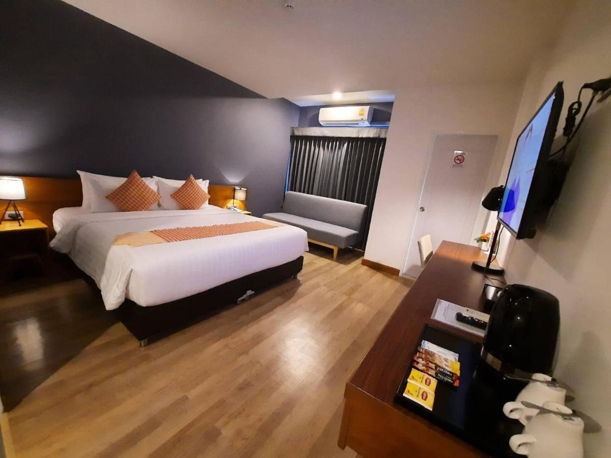 Comet Hotel Сурат Тхани Екстериор снимка