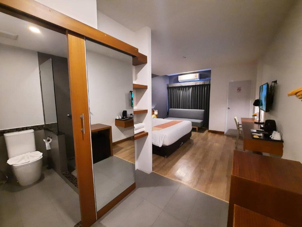 Comet Hotel Сурат Тхани Екстериор снимка