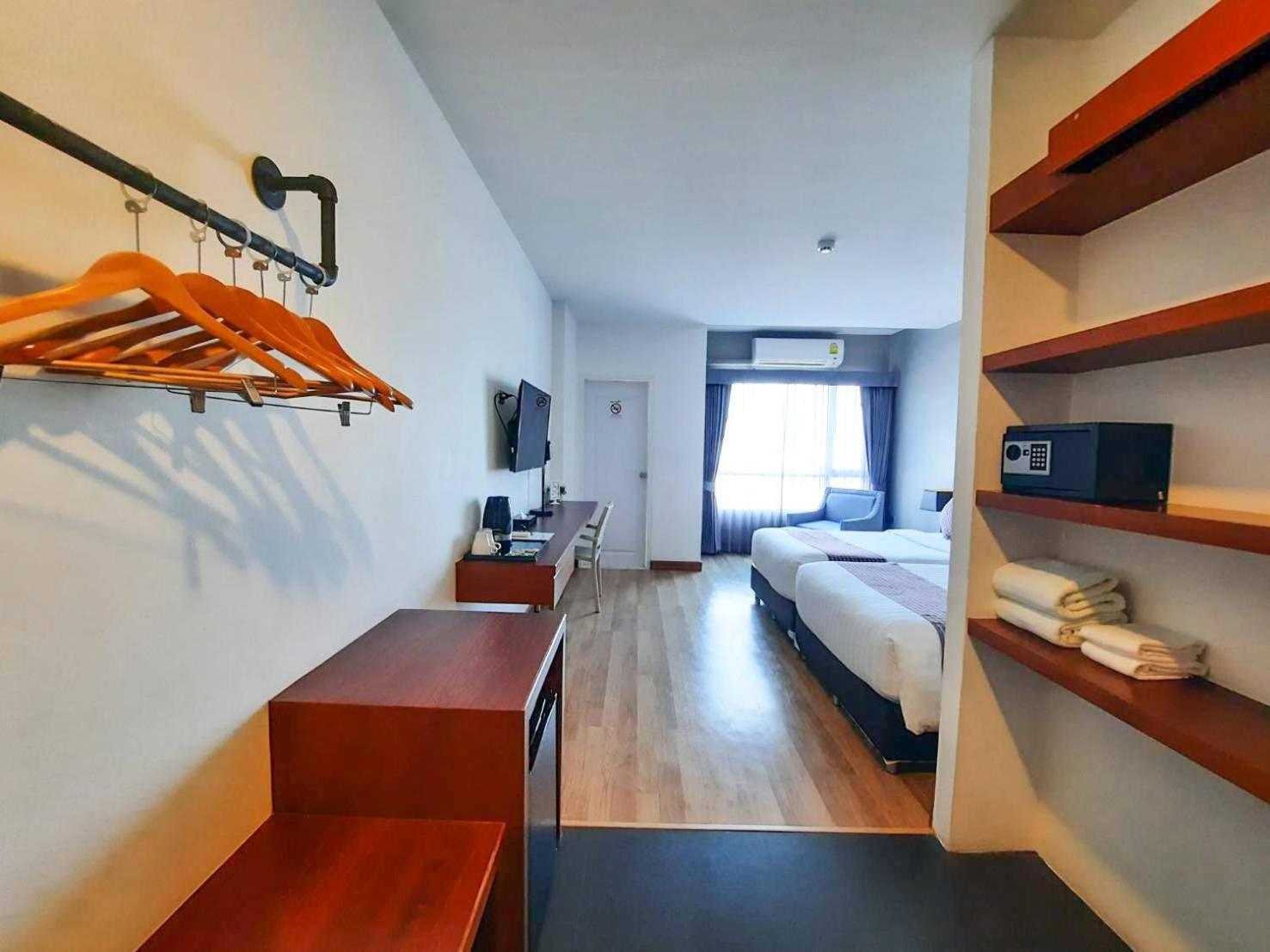 Comet Hotel Сурат Тхани Екстериор снимка