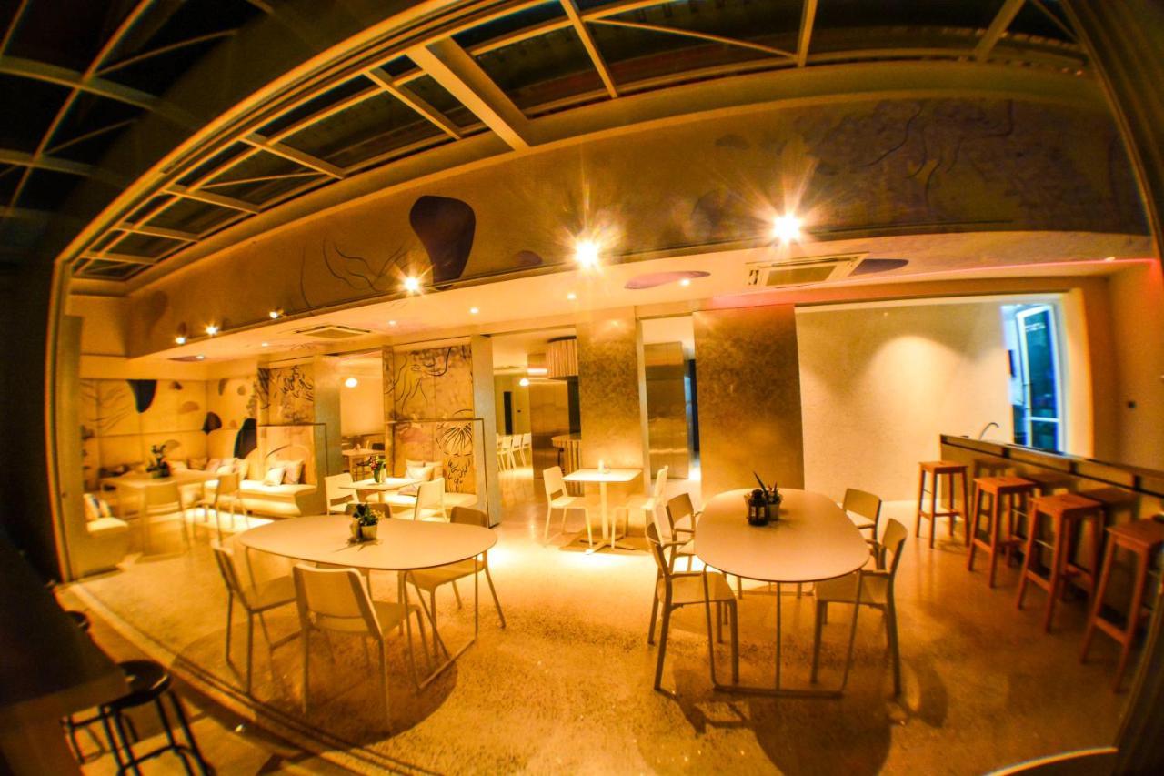 Comet Hotel Сурат Тхани Екстериор снимка