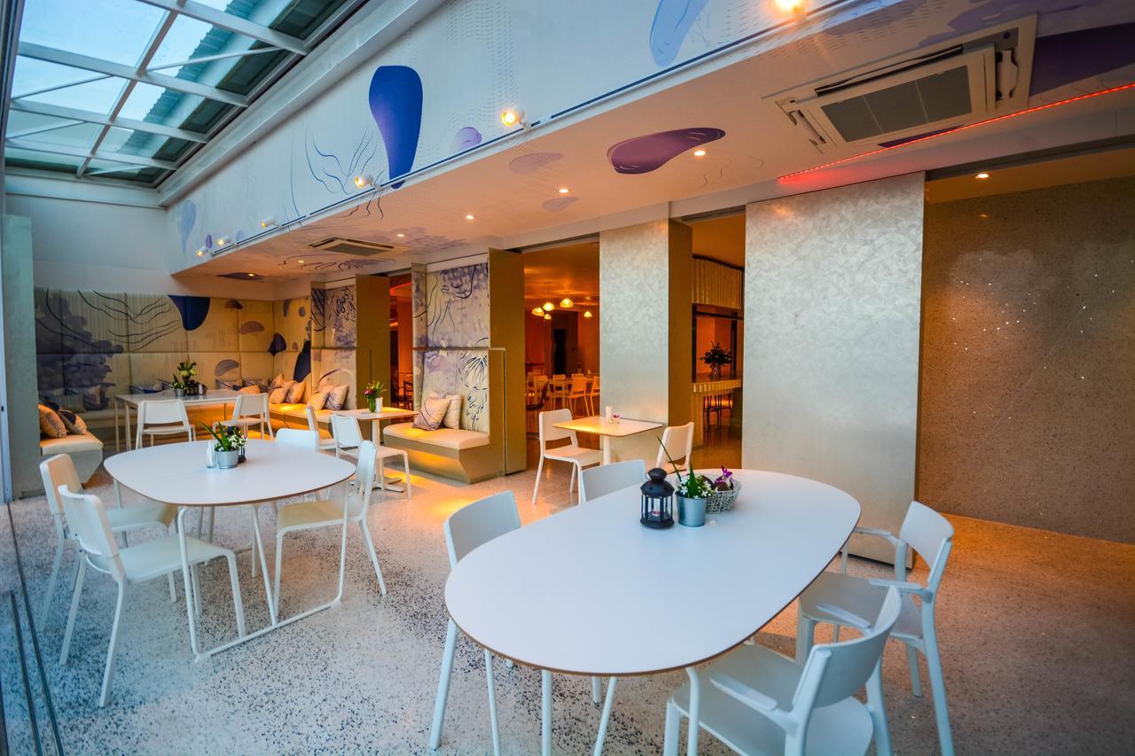 Comet Hotel Сурат Тхани Екстериор снимка