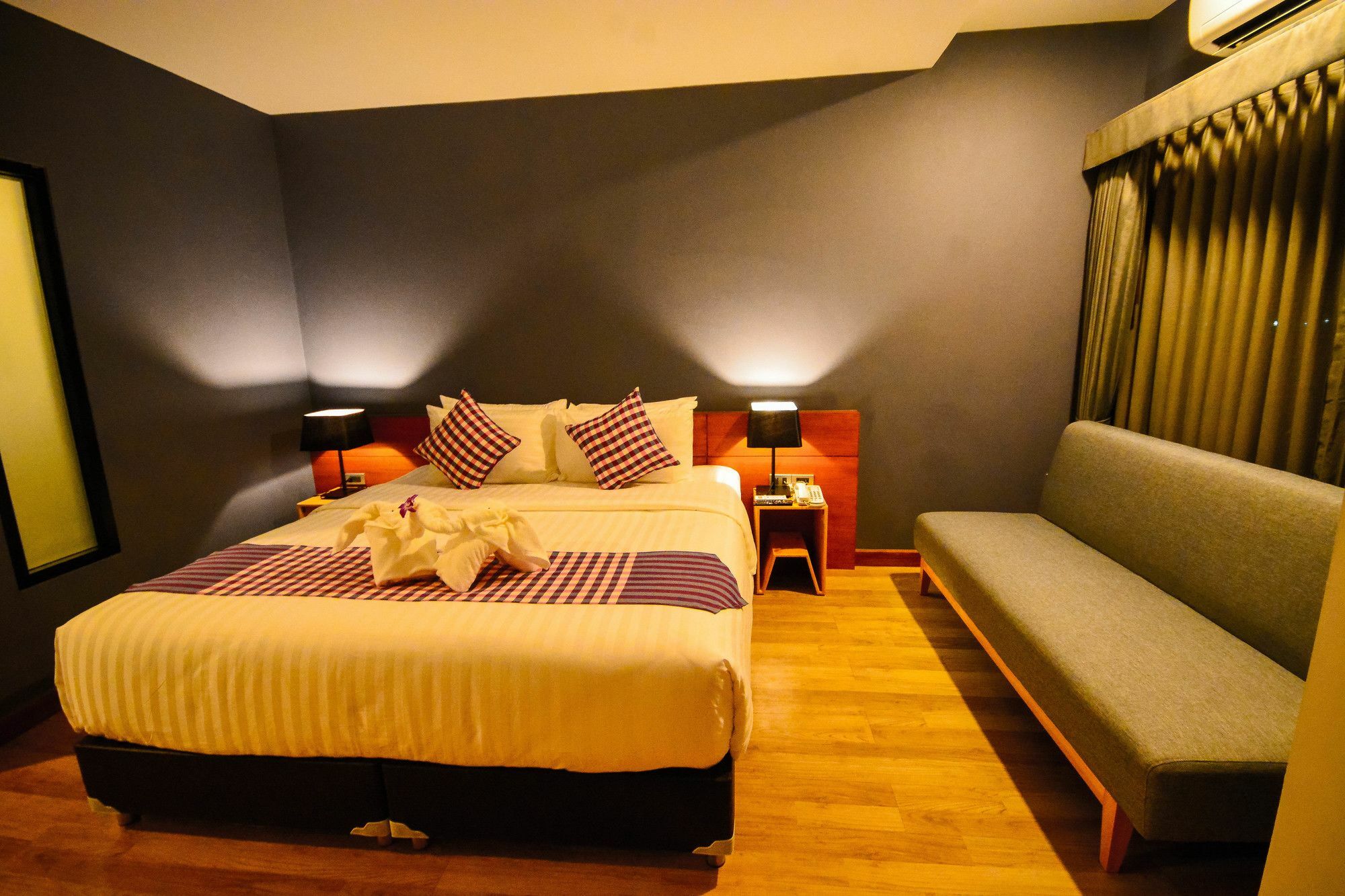 Comet Hotel Сурат Тхани Екстериор снимка