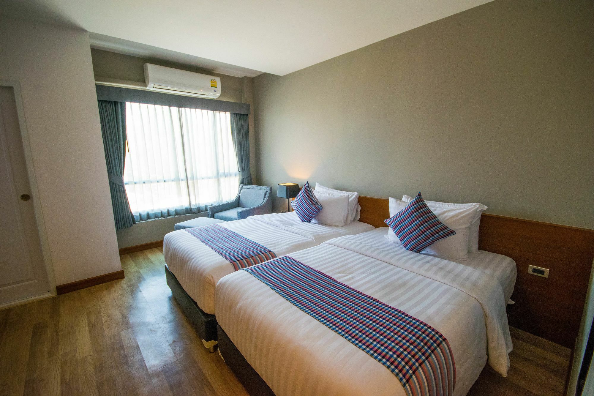 Comet Hotel Сурат Тхани Екстериор снимка