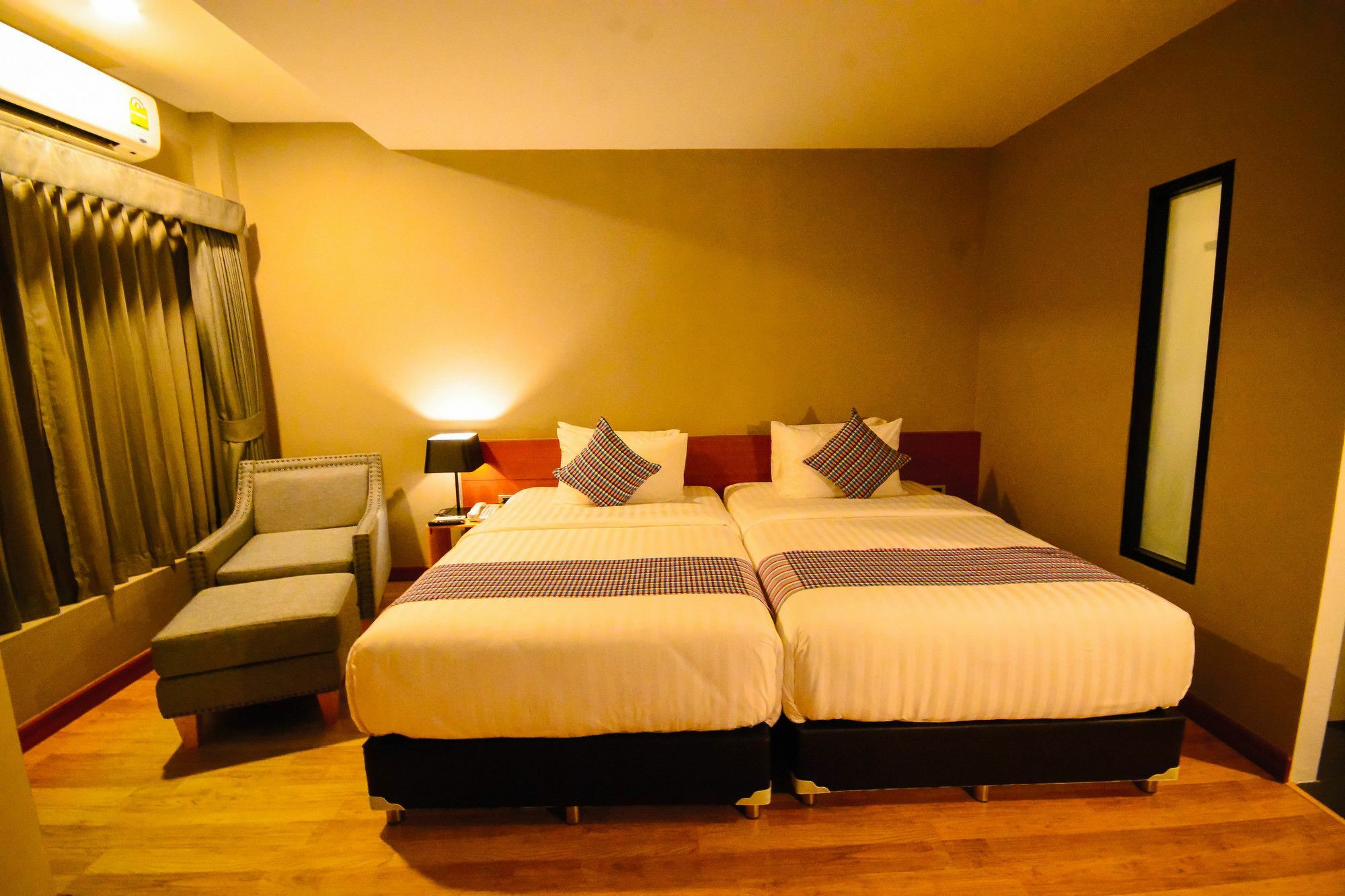 Comet Hotel Сурат Тхани Екстериор снимка