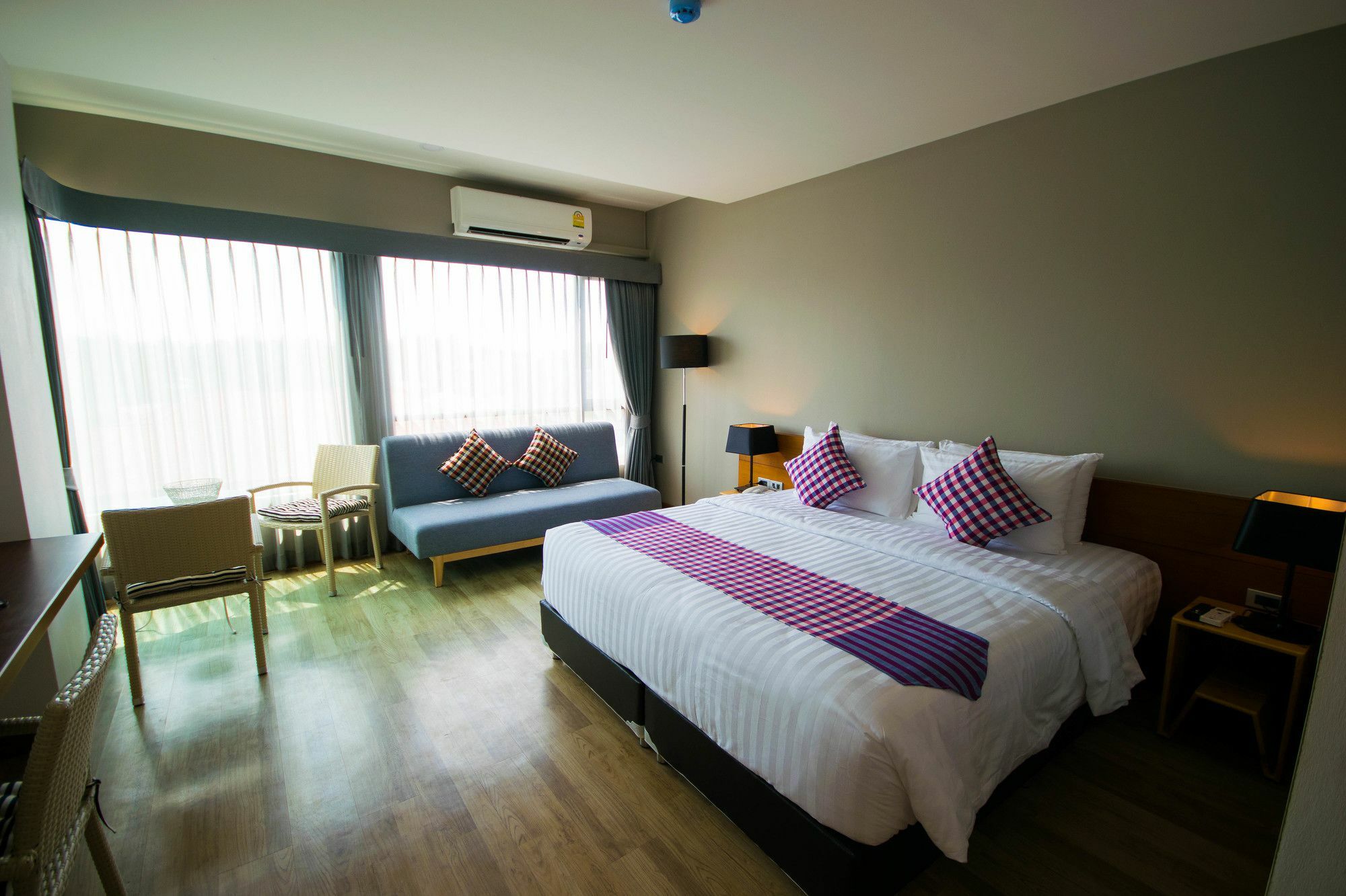 Comet Hotel Сурат Тхани Екстериор снимка