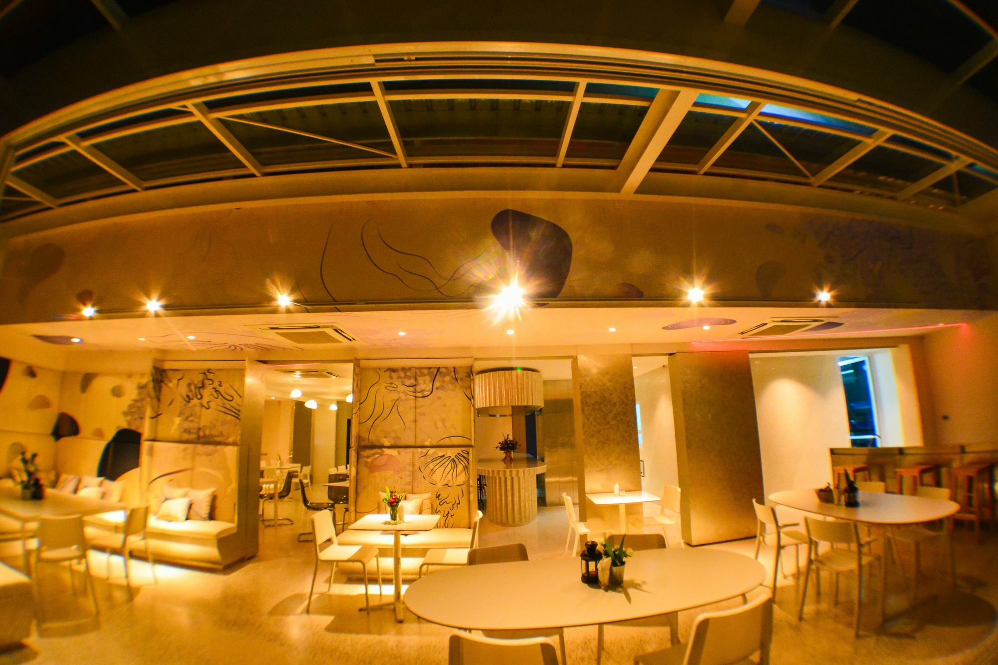 Comet Hotel Сурат Тхани Екстериор снимка