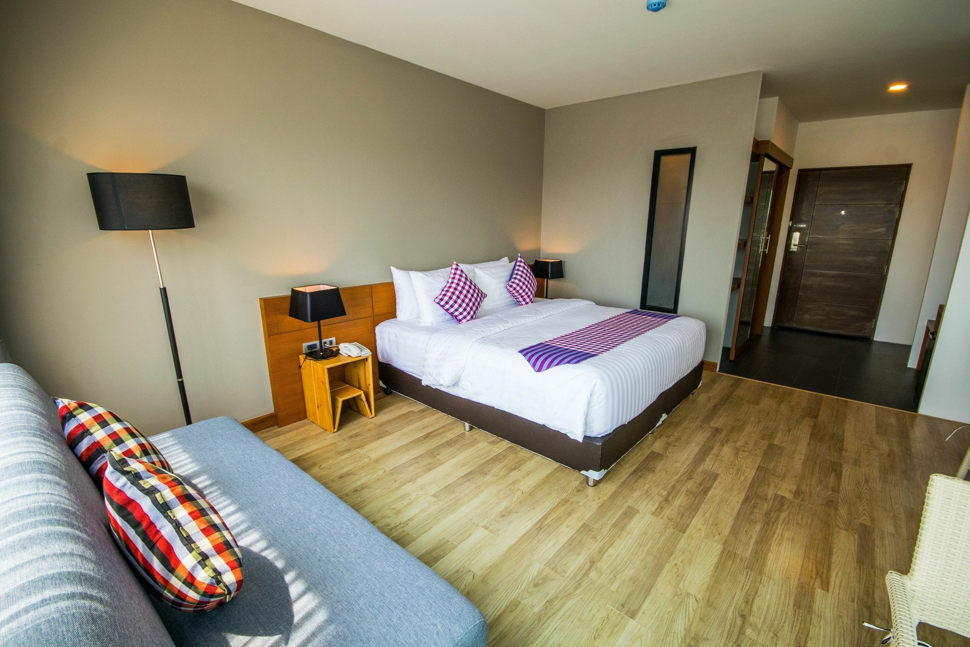 Comet Hotel Сурат Тхани Екстериор снимка