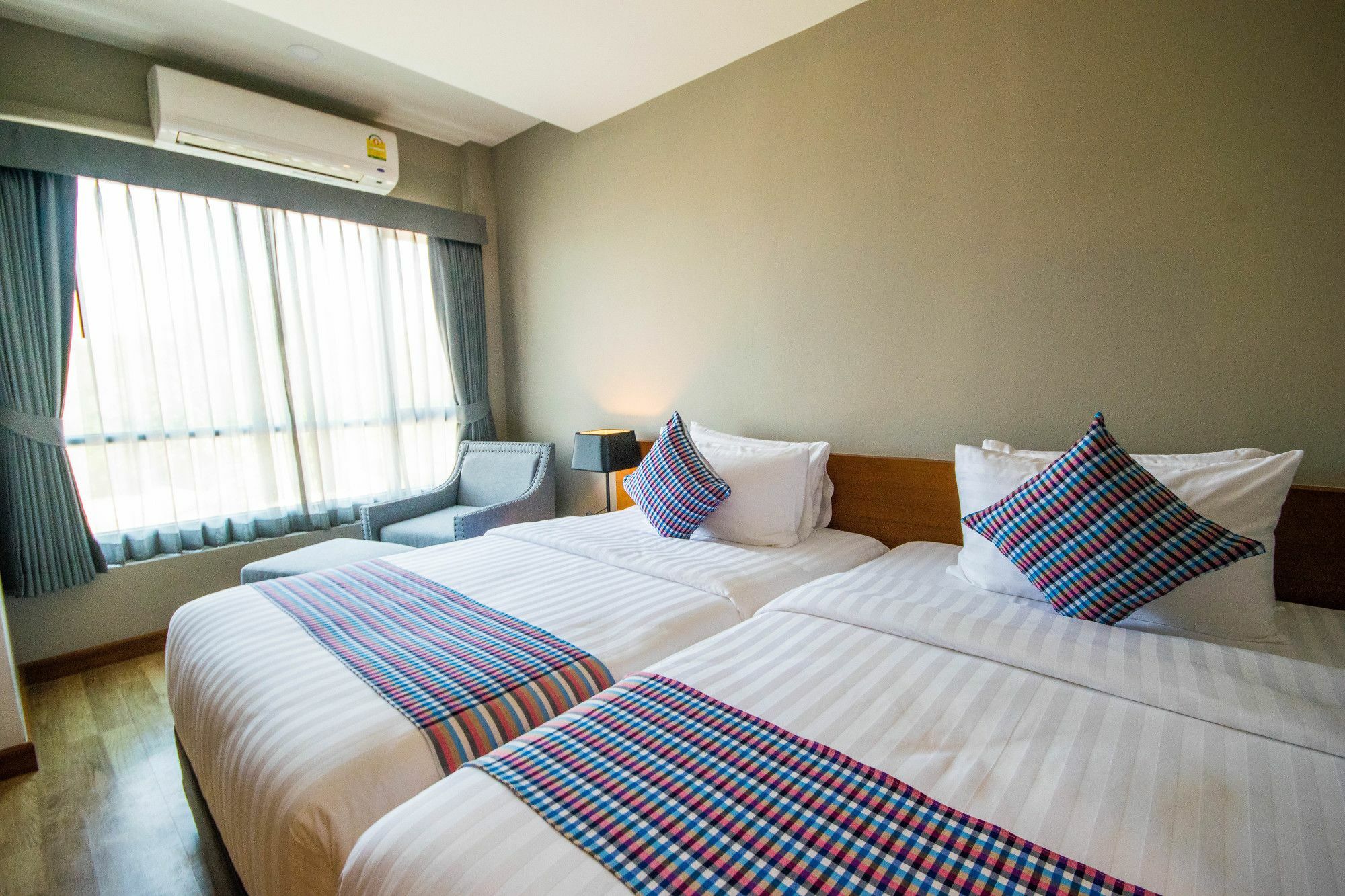 Comet Hotel Сурат Тхани Екстериор снимка