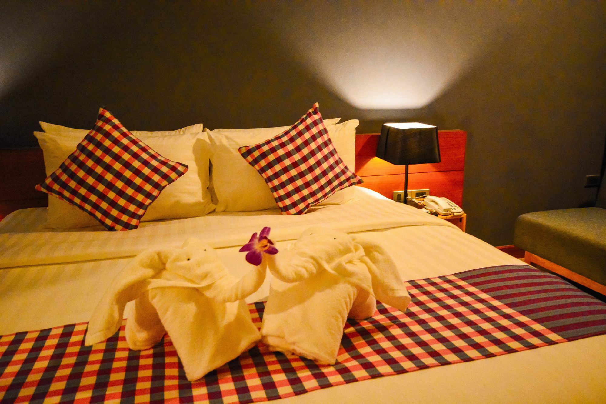 Comet Hotel Сурат Тхани Екстериор снимка