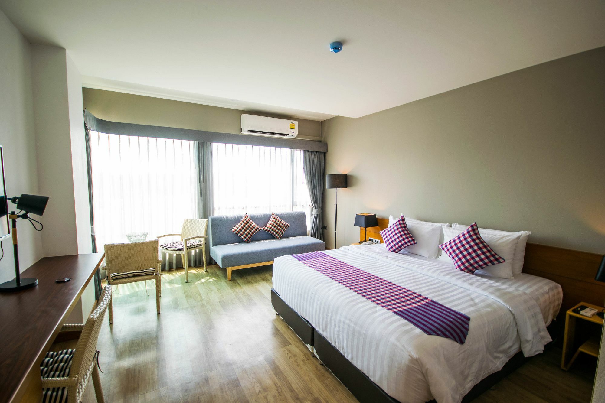 Comet Hotel Сурат Тхани Екстериор снимка