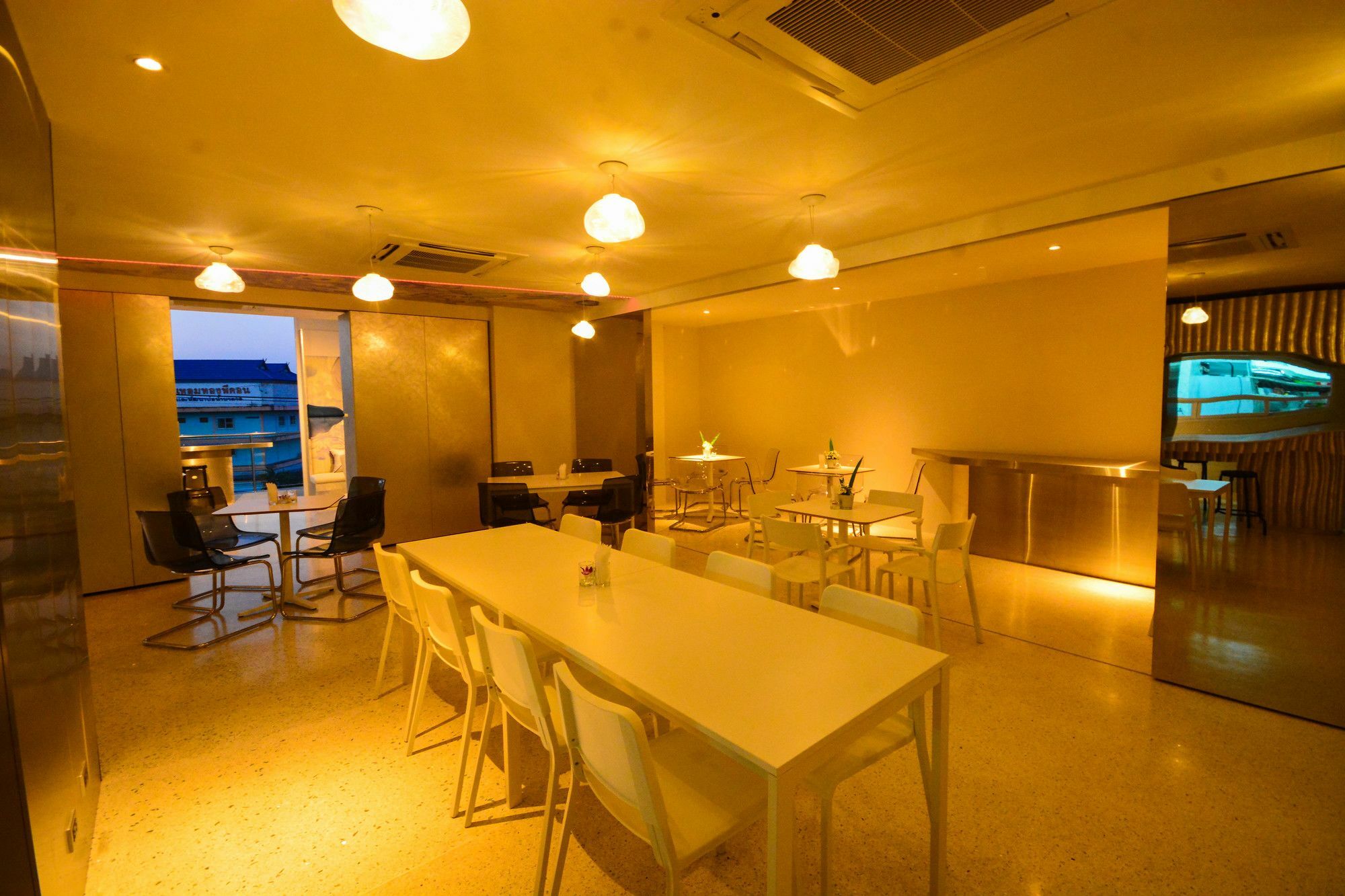 Comet Hotel Сурат Тхани Екстериор снимка