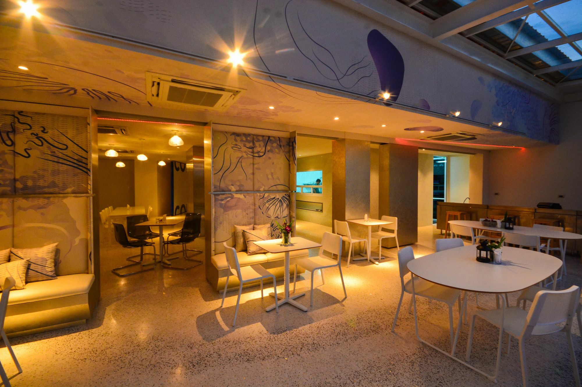 Comet Hotel Сурат Тхани Екстериор снимка