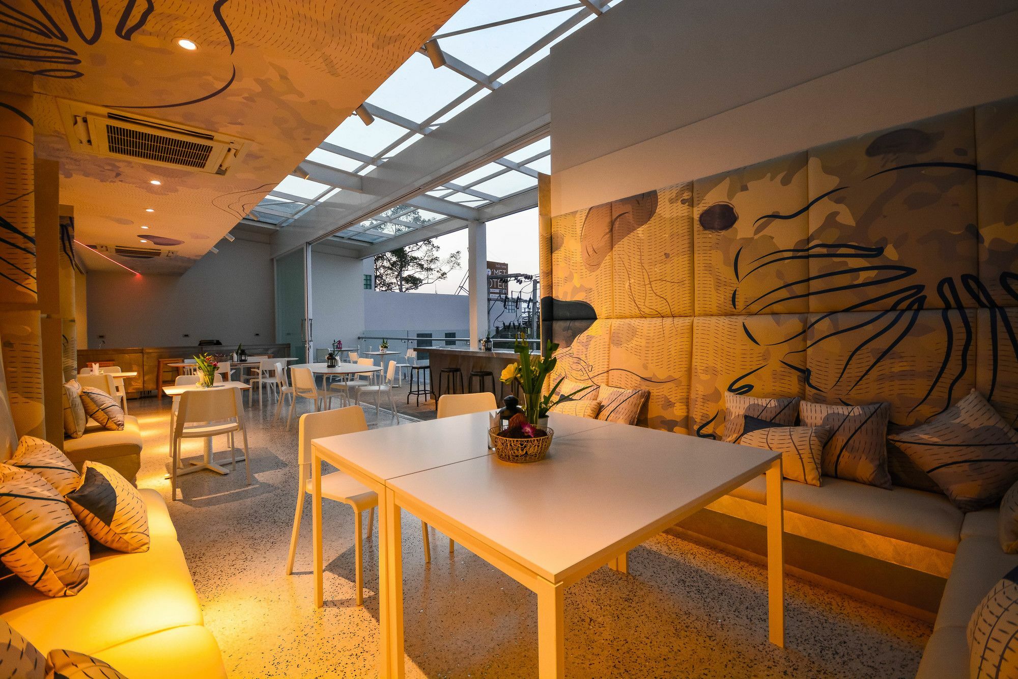 Comet Hotel Сурат Тхани Екстериор снимка