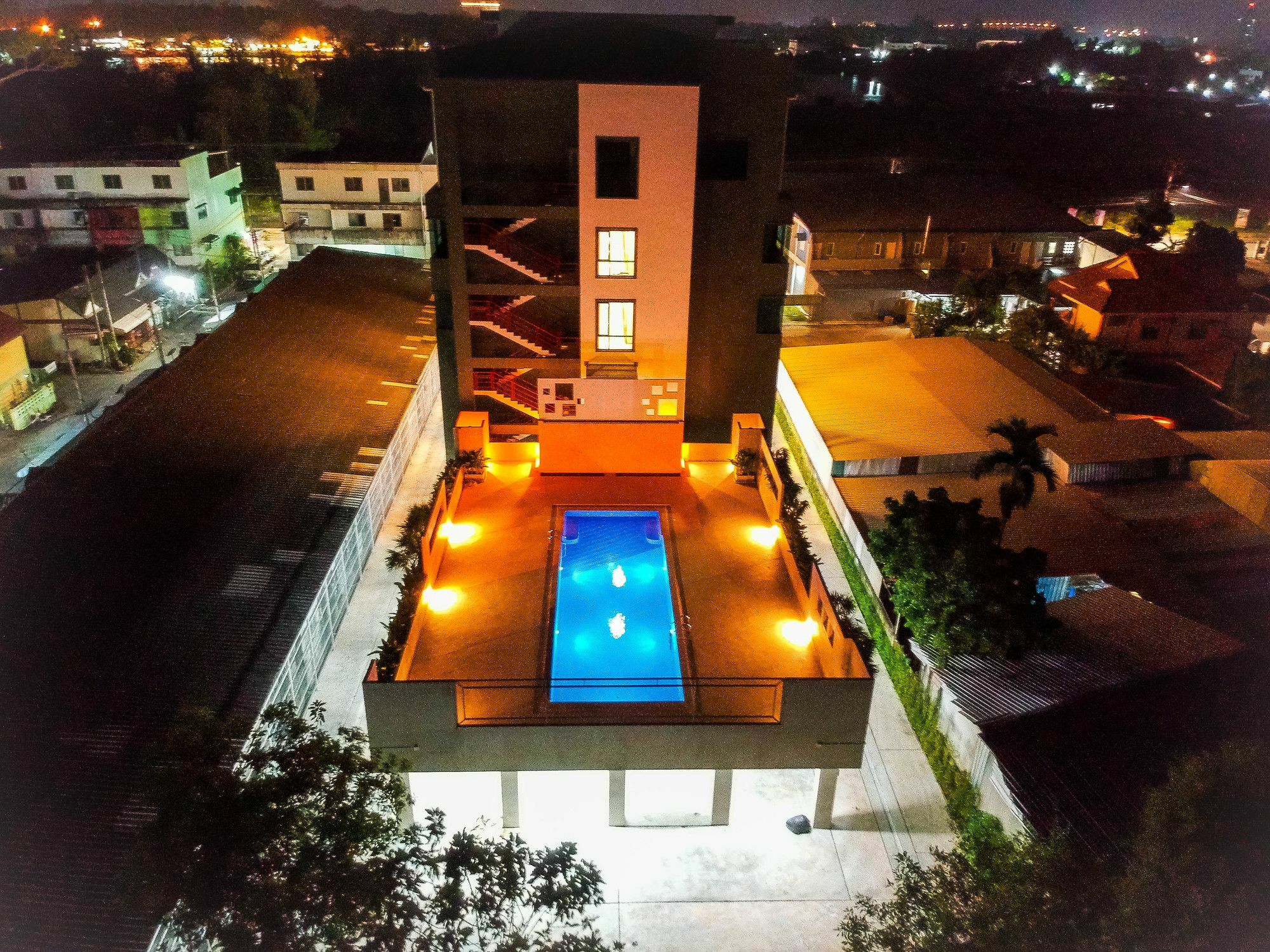 Comet Hotel Сурат Тхани Екстериор снимка